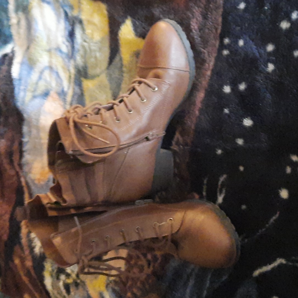 Shoes. - Picture 2 of 3